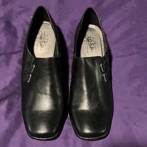 Life Stride Women’s Sleek Black Slip-Ons